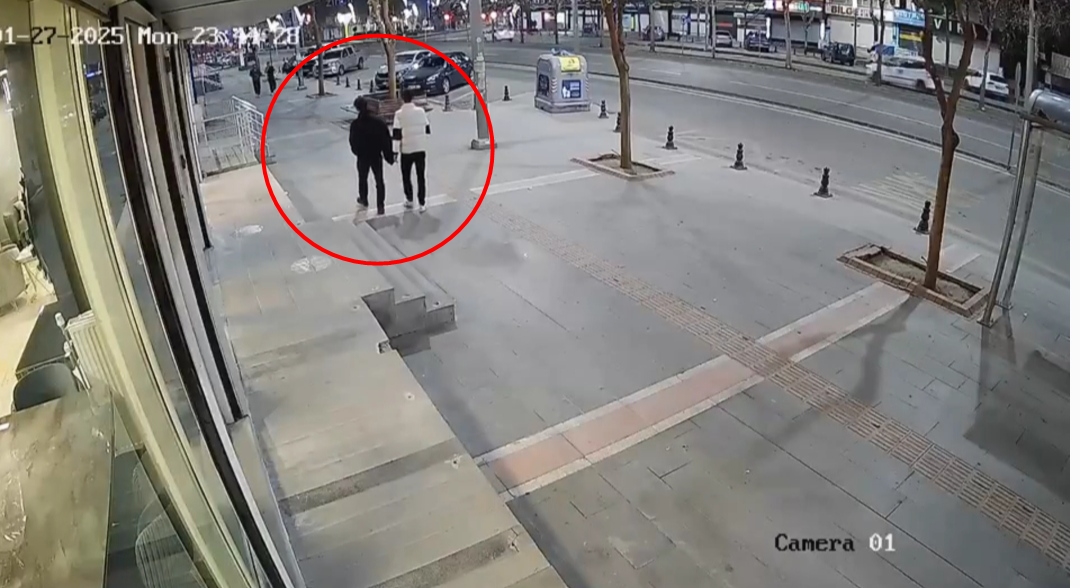 Yolda yürüyen kardeşlerin cep telefonlarını gasbettiler; o anlar kamerada