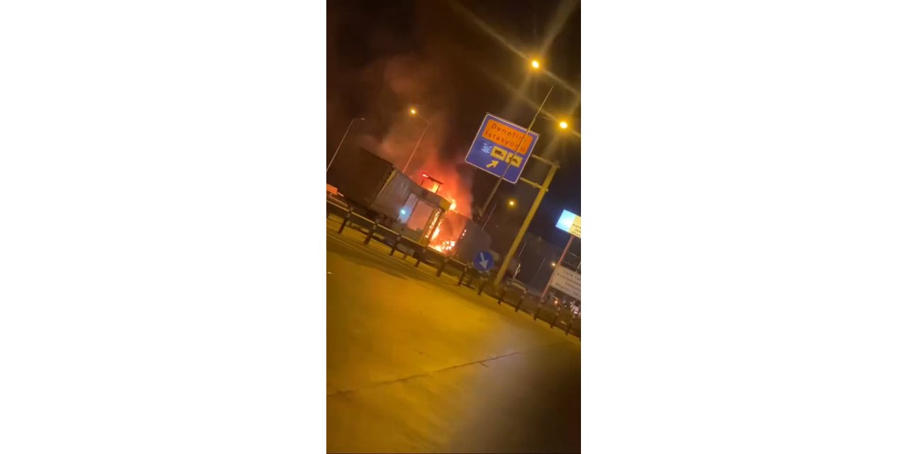 TIR’a arkadan çarpan sunta yüklü TIR alev aldı, araçta sıkışan sürücü öldü