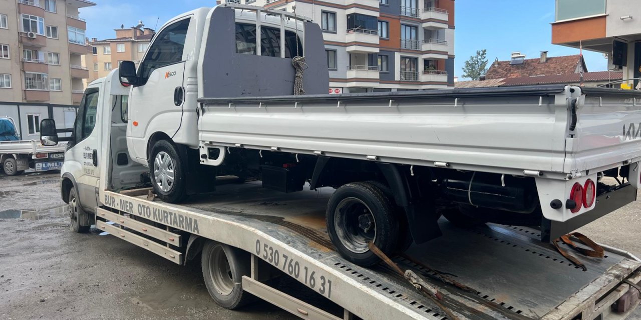 Kastamonu'da sokak köpeklerinin zarar verdiği kamyonette 200 bin liralık hasar oluştu; olay anı kamerada