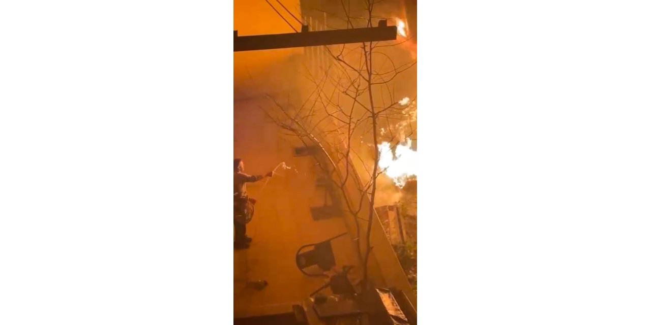 İstanbul- Kağıthane'de koltuk döşeme atölyesi alev alev yandı