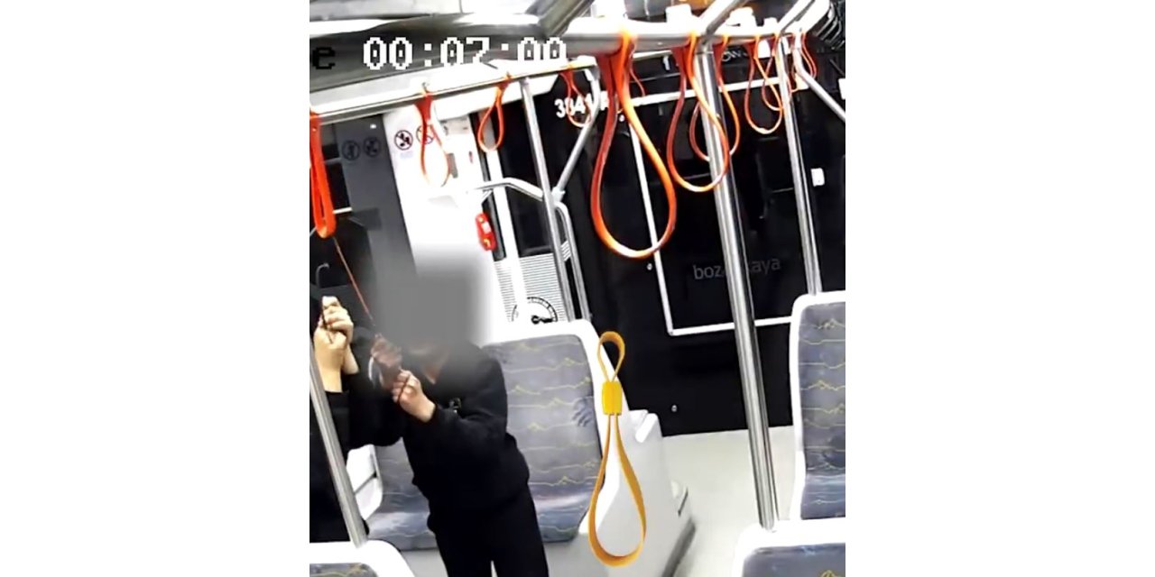 Kayseri'de tramvaylara zarar veren yolcular kamerada