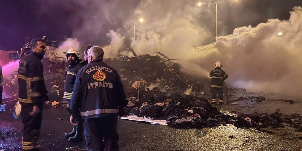 TAG Otoyolu Gaziantep geçişindeki zincirleme kazada TIR ve otomobil yandı: 1 ölü, 19 yaralı