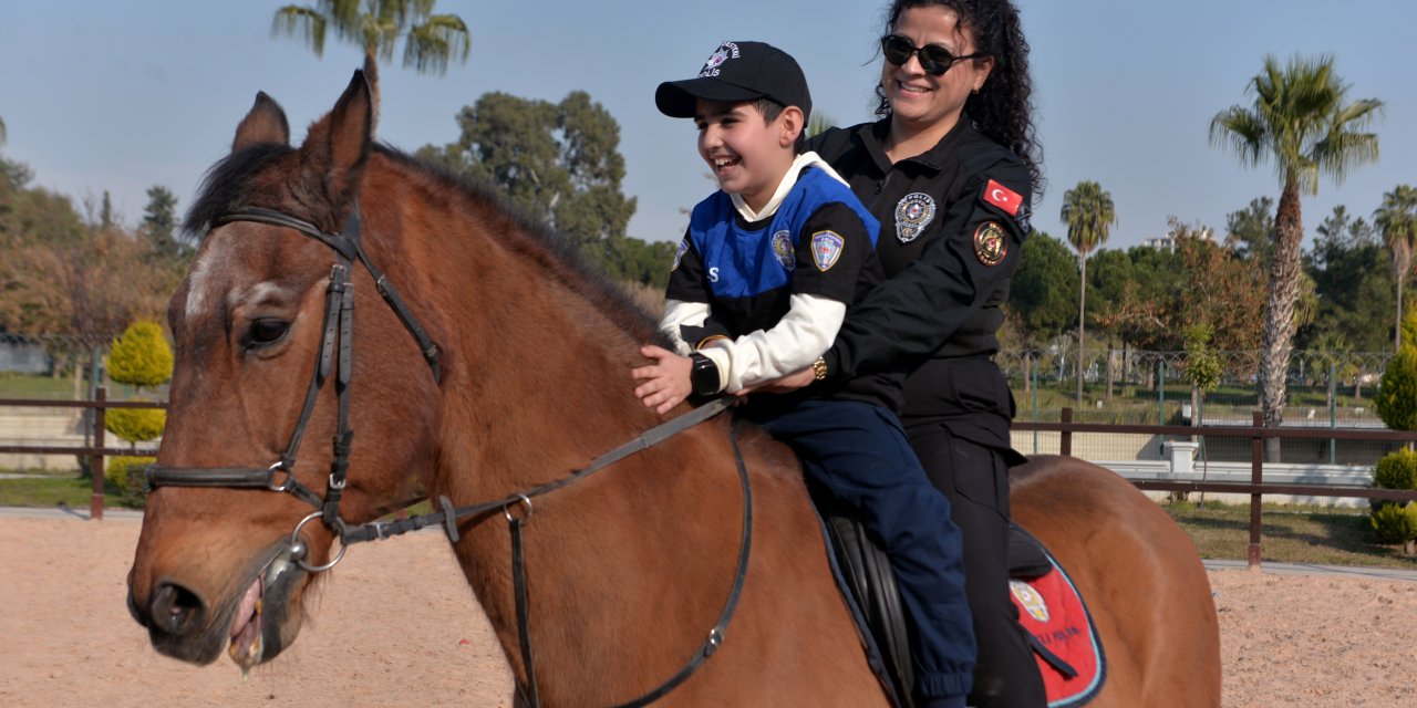Adana- Poyraz Efe, Resmini Çizdiği, Hayranı Olduğu Atlı Polislerle Buluştu