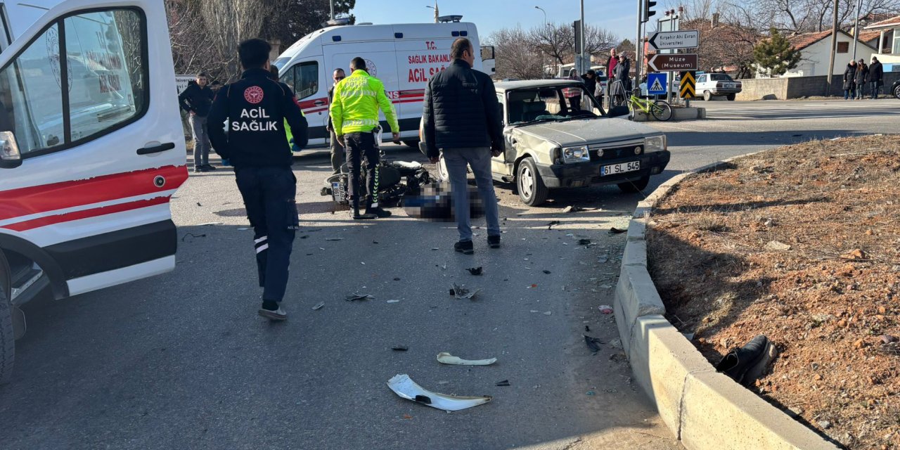 Kırşehir'de motosiklet ile otomobil çarpıştı: 1 ölü, 1 yaralı