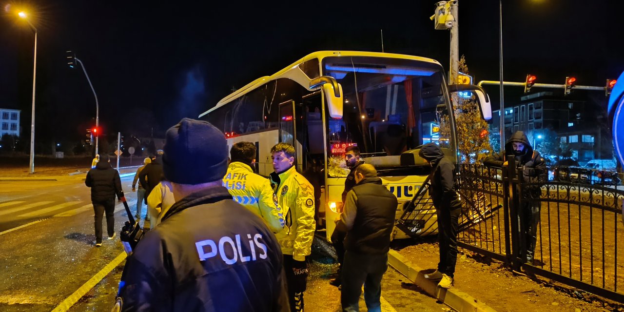 Bingöl'de yolcu otobüsü ile taksi çarpıştı: 4 yaralı