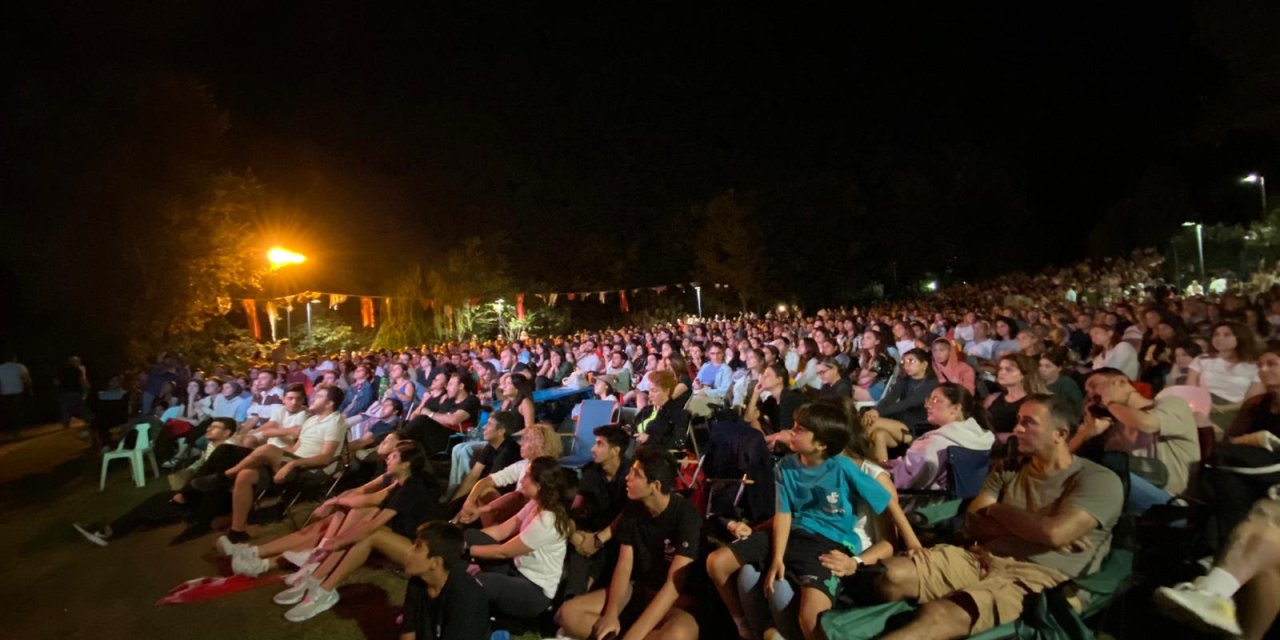 İstanbul-etiler Sanatçılar Parkı’nda A Milli Kadın Voleybol Takımının Final Heyecanı Yaşandı