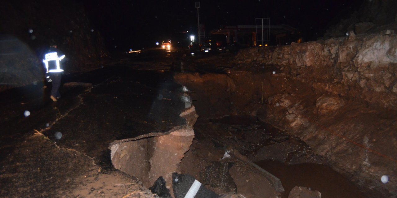 Aksaray'da Sel Nedeniyle Yol Yarıldı; Sulara Kapılan Araçta Mahsur Kaldılar