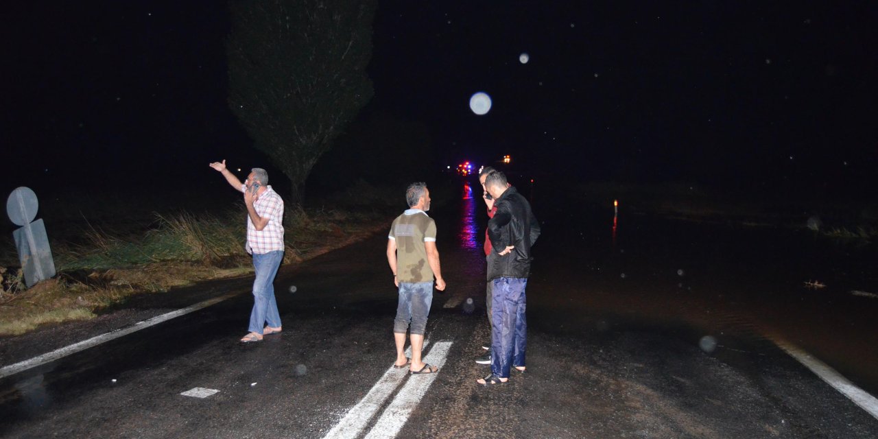 Aksaray'da Sel Nedeniyle Yol Yarıldı; Sulara Kapılan Araçta Mahsur Kaldılar/ek Fotoğraf