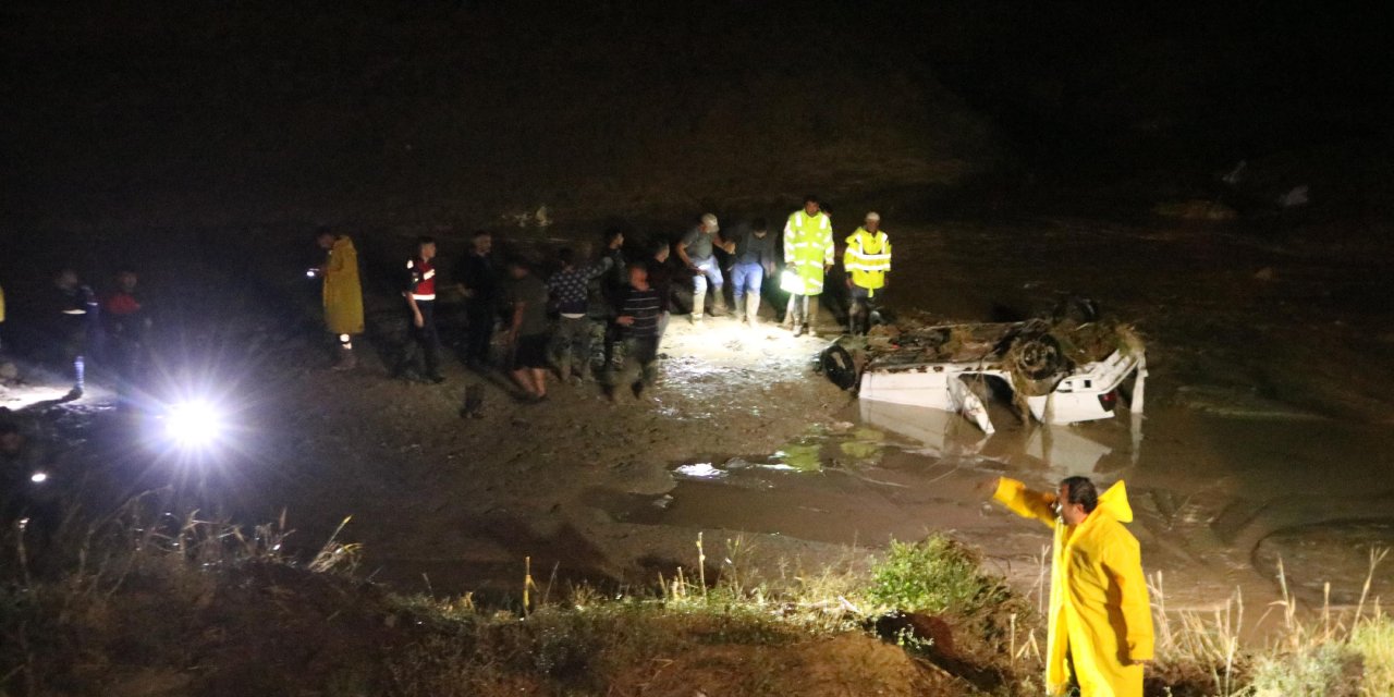 Nevşehir'de Otomobille Sel Suların Kapılan Çift Hayatını Kaybetti