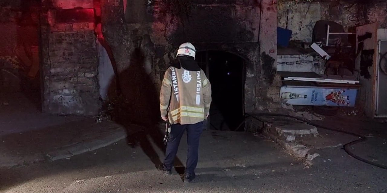 Beyoğlu'nda Bulunan Tarihi Kurşunlu Han'da Yangın