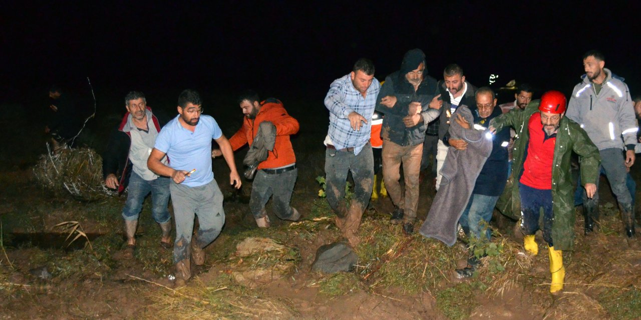 Aksaray'da Sel Nedeniyle Yol Yarıldı; Sulara Kapılan Araçta Mahsur Kaldılar: 1 Ölü, 1 Kayıp (2)