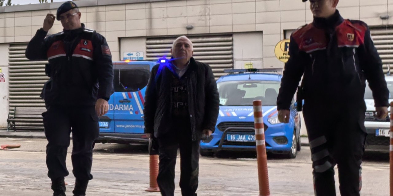 Oğluna tokat attığını iddia ettiği müdür yardımcısını darbetti