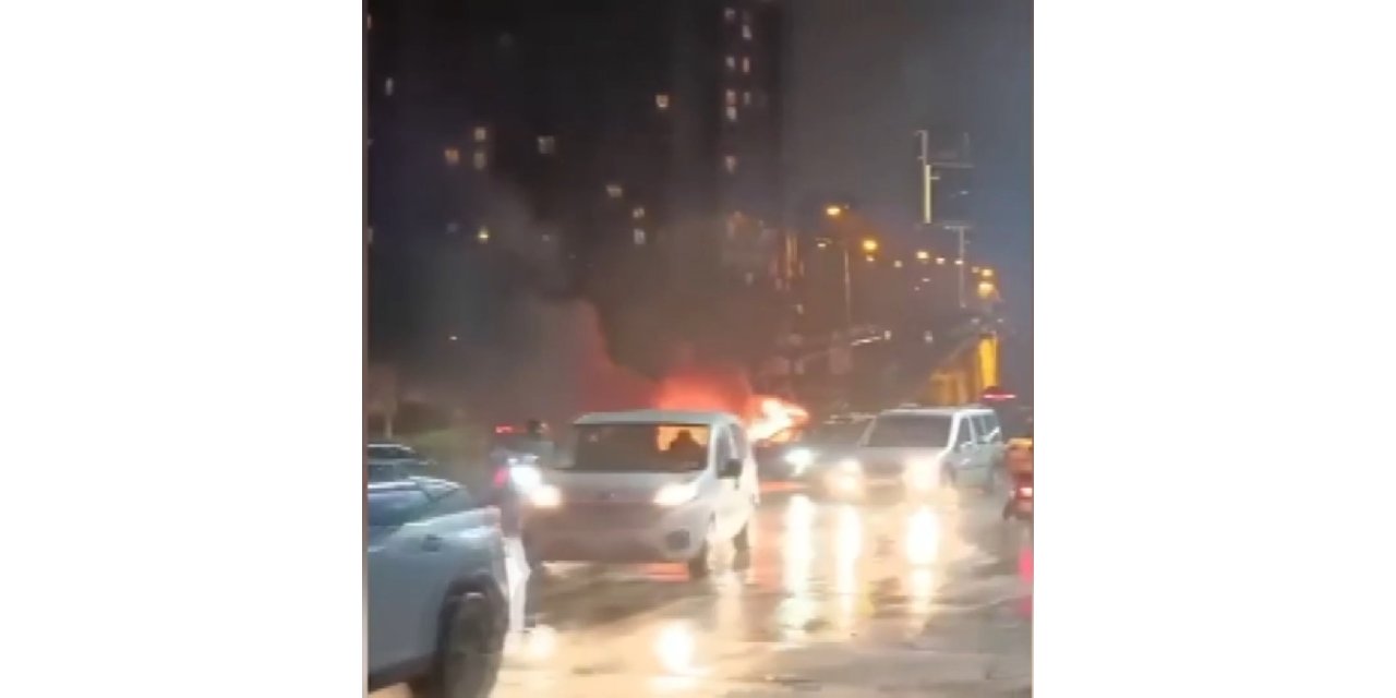 İstanbul- Ataşehir'de alev alev yanan otomobil reklam tabelasına çarparak durdu