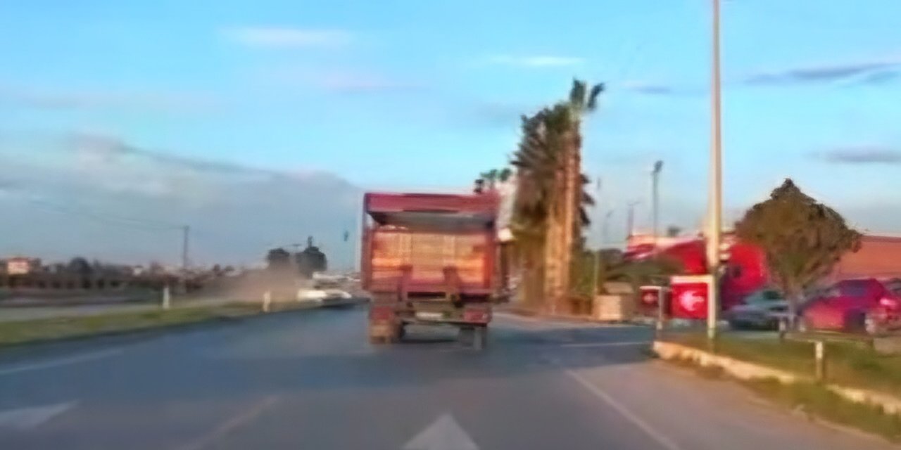 Karşı şeride geçip, kamyonla çarpışan otomobilin sürücüsü öldü; kaza kamerada