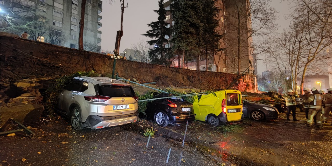 Beşiktaş'ta İstinat Duvarı, Park Halindeki 8 Aracın Üzerine Yıkıldı