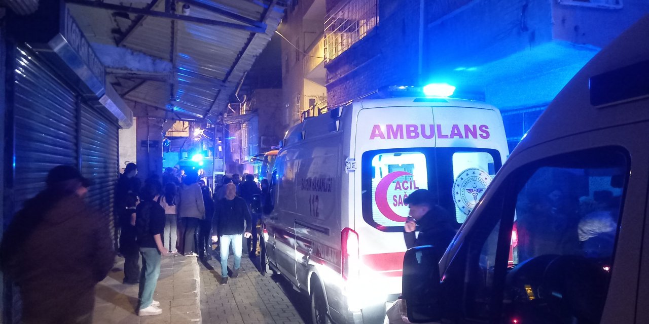 Diyarbakır'da ev yandı; 9'u çocuk 12 kişi dumandan etkilendi