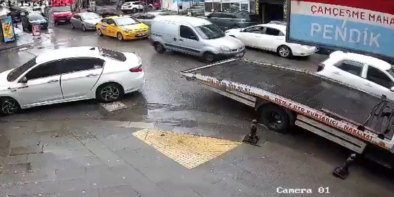 Pendik'te, motokurye tartıştığı sürücünün otomobilinin aynasını kırdı; sürücü otomobiliyle motokuryeye çarptı; o anlar kamerada