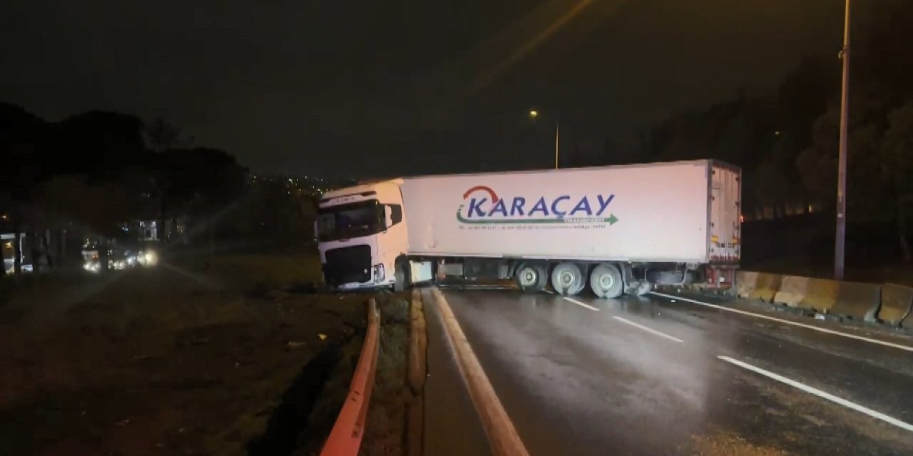 İstanbul- Büyükçekmece'de makaslayan TIR, D-100 kara yolunu kapattı