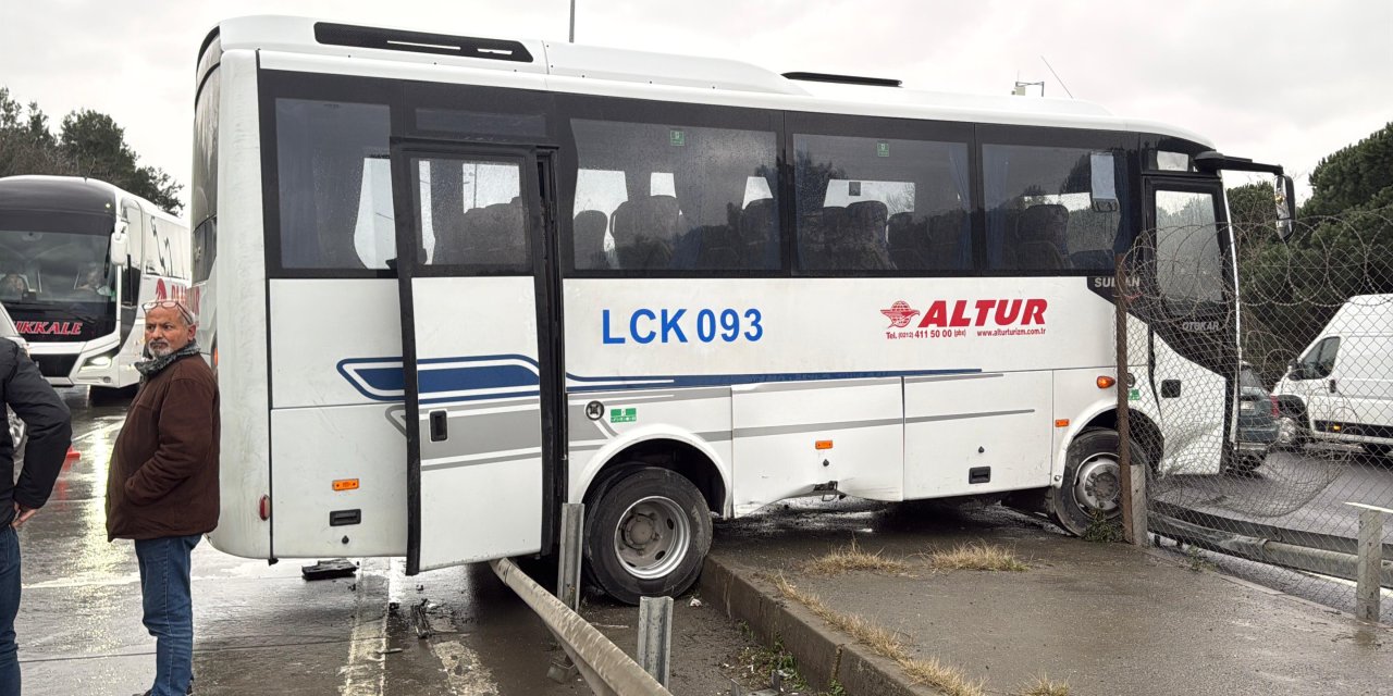 İstanbul - Eyüpsultan’da midibüs bariyere çarparak, refüje çıktı