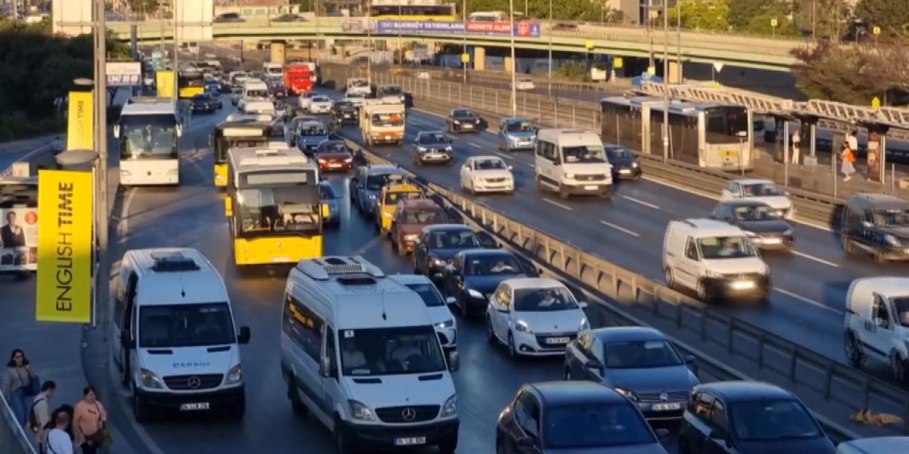 Okullarda Uyum Haftası Başladı, İstanbul'da Trafik Yoğunluğu Oluştu