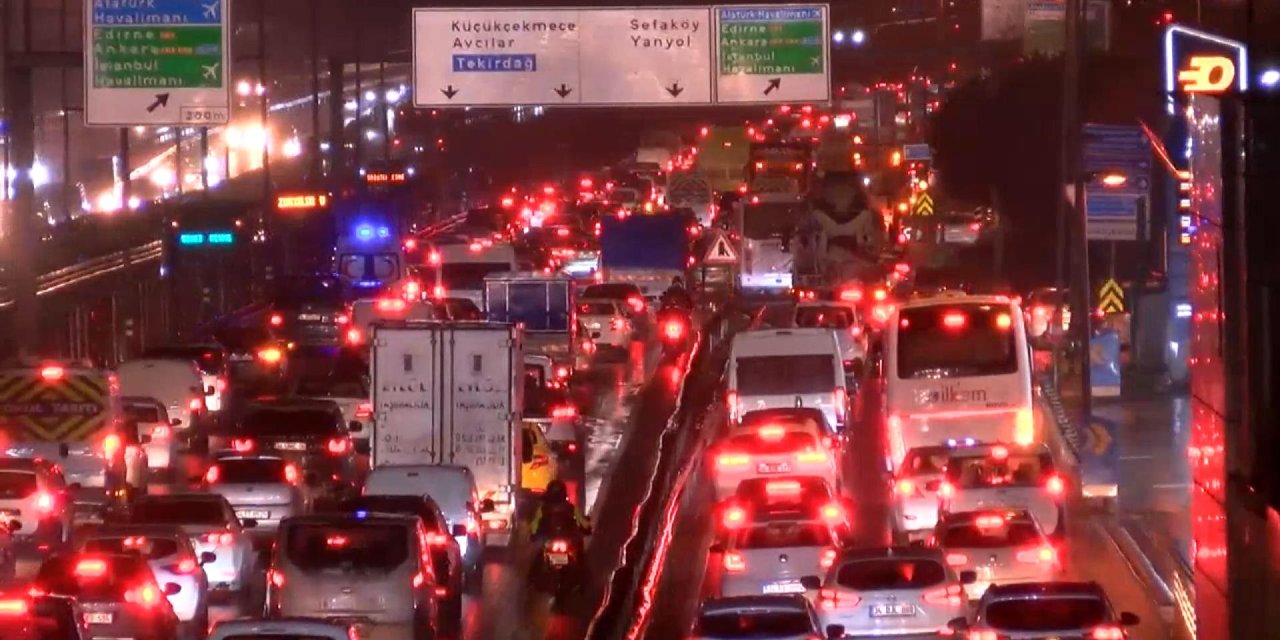 İstanbul - İstanbul'da trafik yoğunluğu yüzde 80'e ulaştı / Fotoğraf ve görüntü eklendi