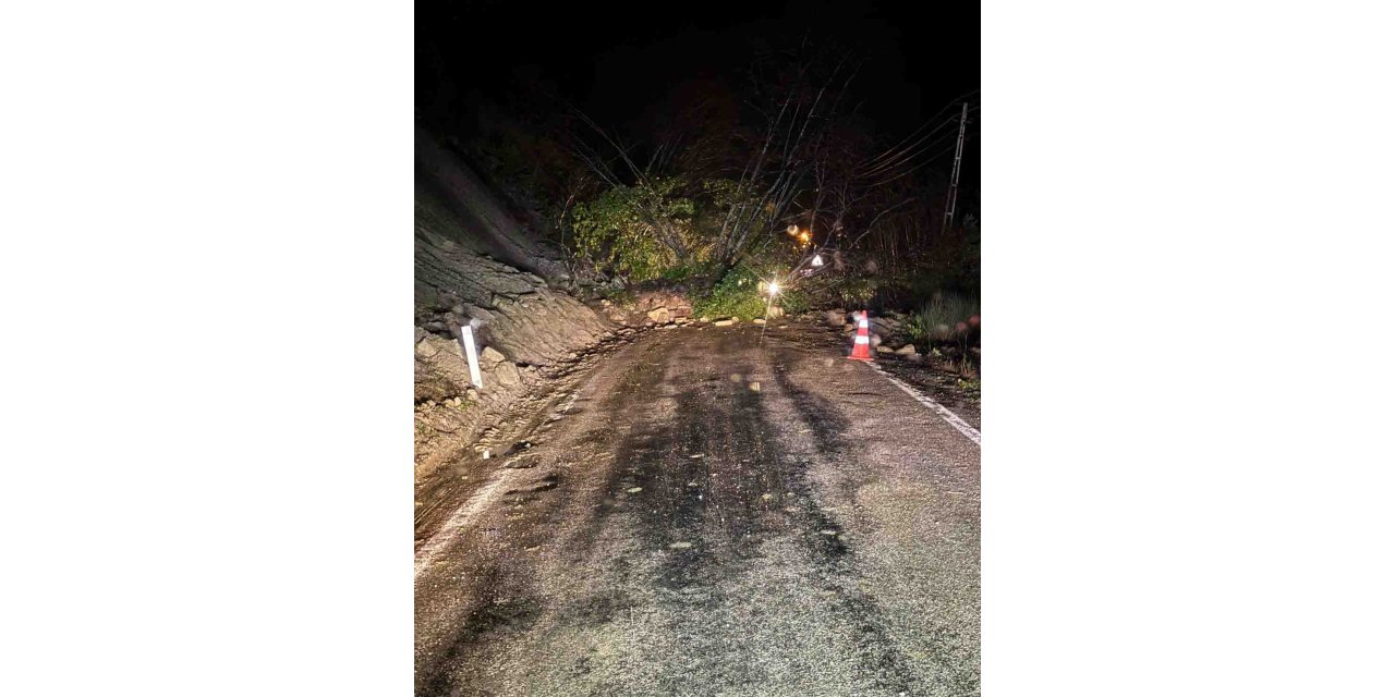 Kastamonu'da heyelan; iki ilçe arasındaki sahil yolu ulaşıma kapandı