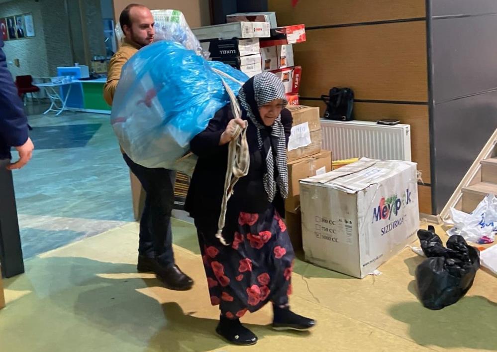 Rize'de vatandaşlar yardımlara devam ediyor