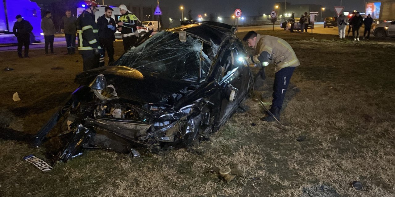 Bursa'da 2 otomobil çarpıştı; 2 yaralı