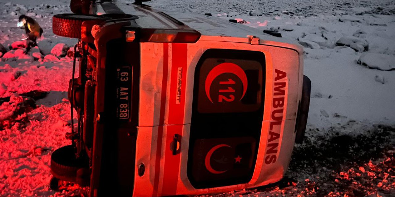 Şanlıurfa'da ambulans devrildi: 1 yaralı