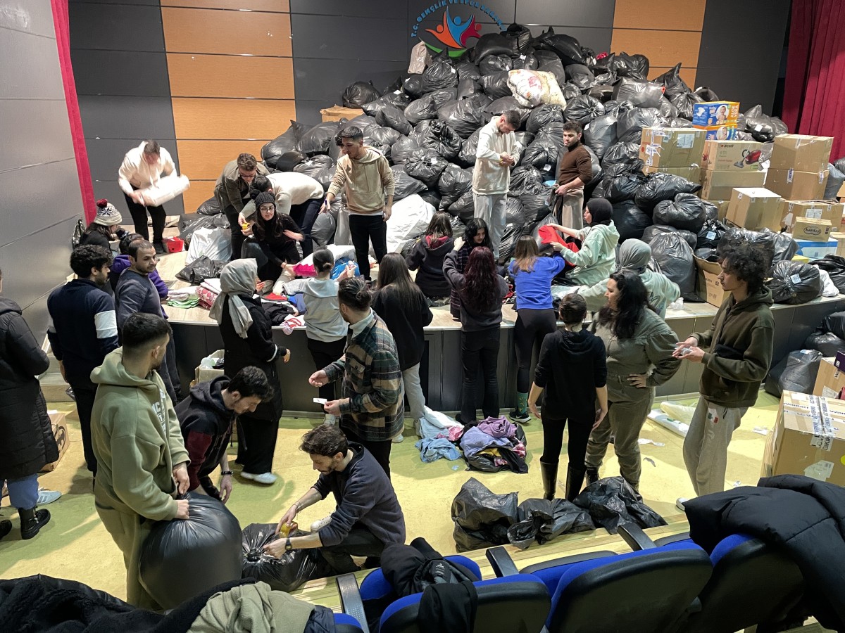 Rizeliler depremzedeler için seferber oldu