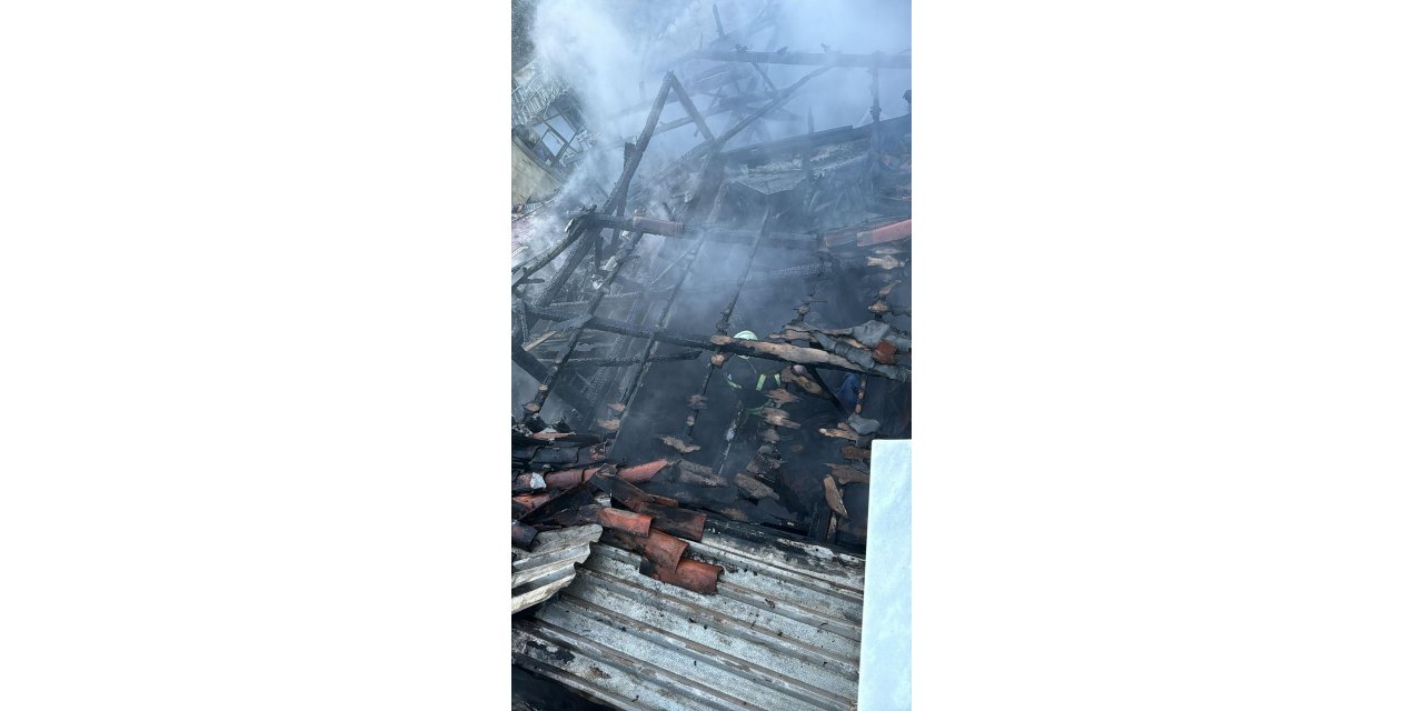 Elektrik kontağından çıkan yangın, evi kullanılmaz hale getirdi