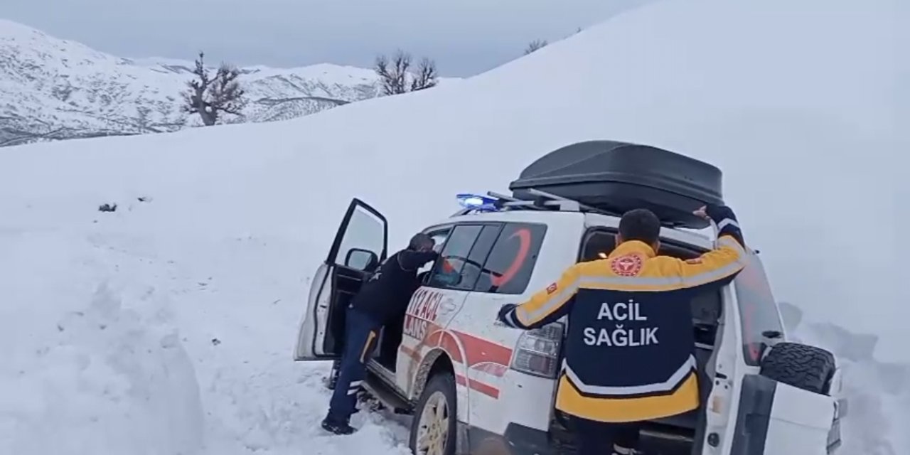 Ambulans Kara Saplandı, Hastayı İş Makinesi Aldı