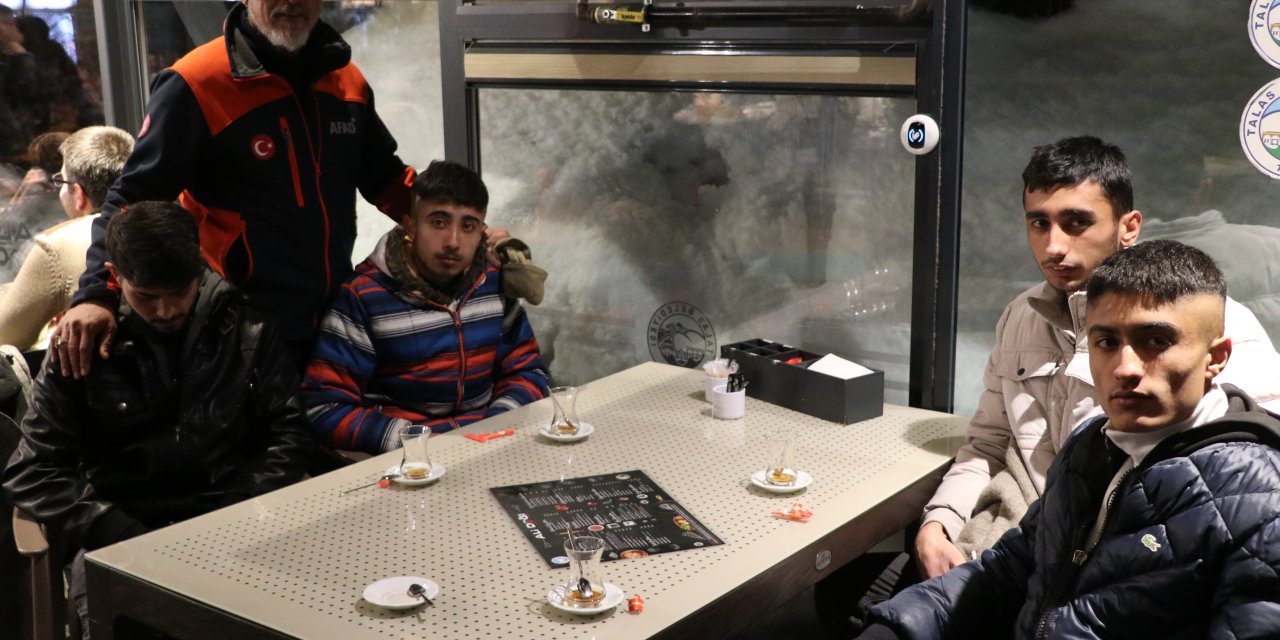 Ali Dağı'nın zirvesinde mahsur kalan 4 genç, 2 saatte kurtarıldı