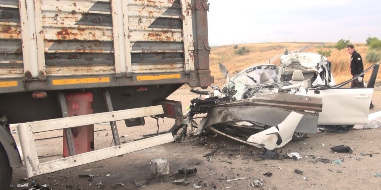 Otomobil, Tır'a Çarptı; Belediye Meclis Üyesi Öldü, Eşi Ağır Yaralı