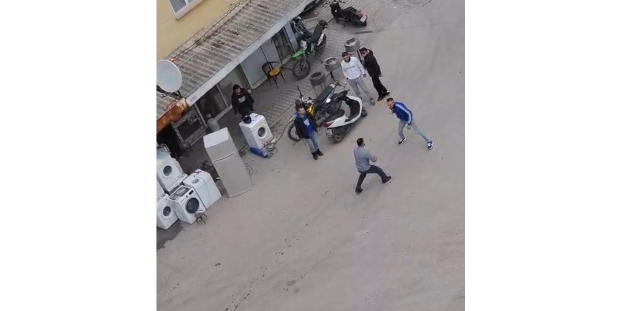 Tartıştığı husumetlisini bıçakla öldürdü; olay kamerada