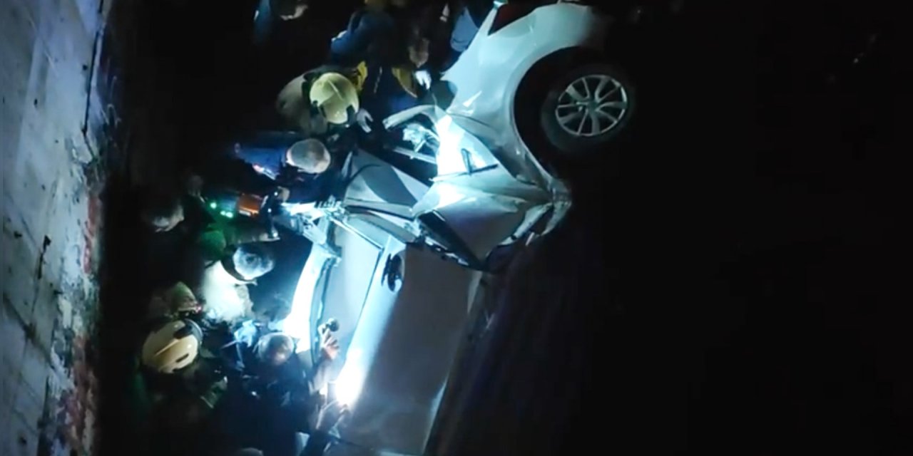 Ümraniye'de otomobil viyadükten düştü; sürücüyü itfaiye çıkardı