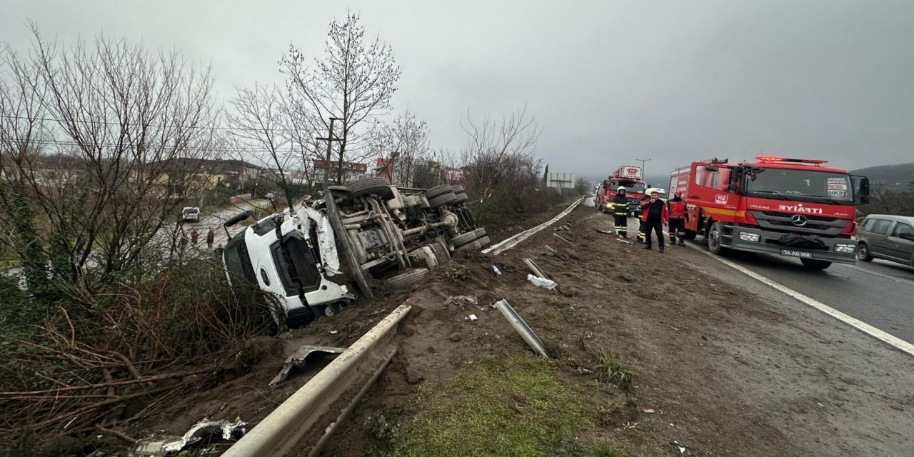 Otomobille çarpışan kamyon, şarampole devrildi: 3 yaralı