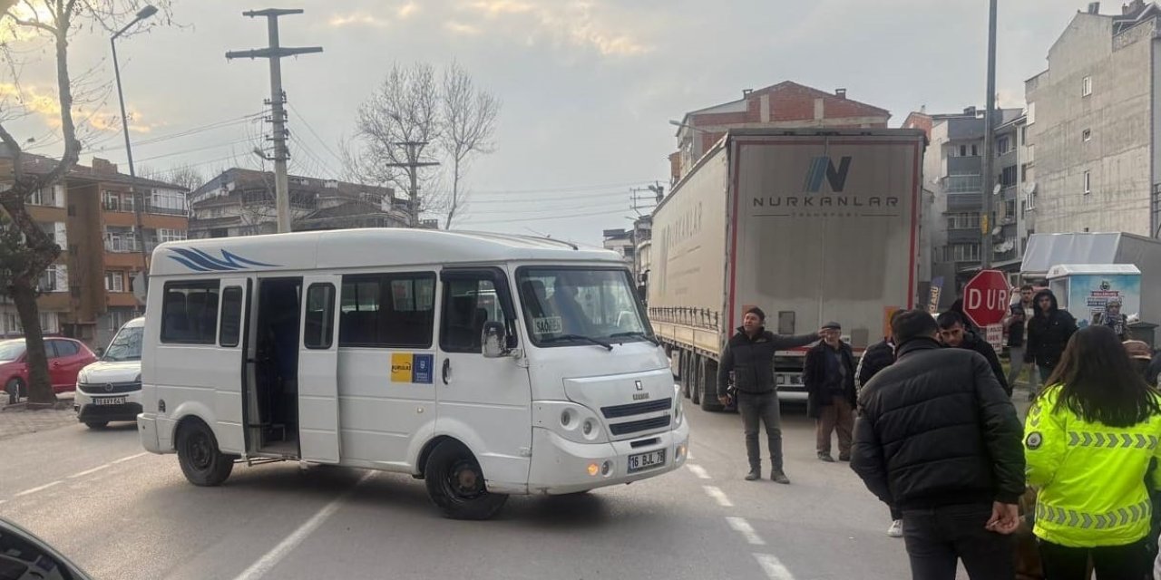 Minibüsle çarpışan motosikletteki çift yaralandı; o anlar kamerada