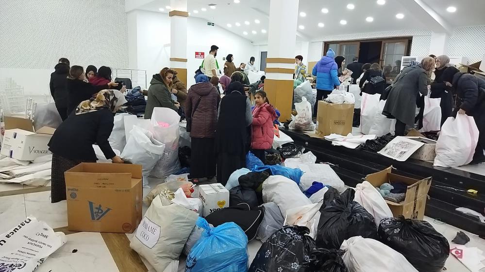 Ardeşen depremzedeler için yardıma koşuyor