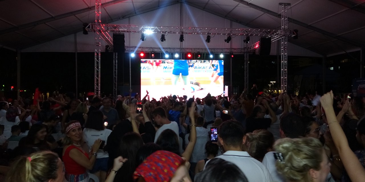 Filenin Sultanları'nın Avrupa Şampiyonluğu, Antalya'da Coşkuyla Kutlandı