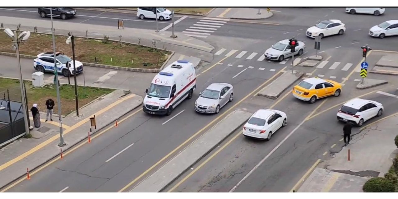 Darbettiği eşini hastaneye götüren ambulansı takip edip, durdurmak istedi; o anlar kamerada