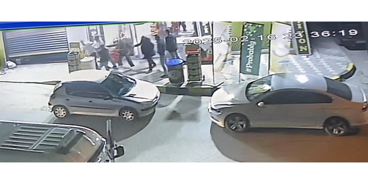 Köpeklerden kaçmak için sığındığı markette darbedilip, ağabeyi ve eniştesiyle birlikte bıçaklandı; olay kamerada