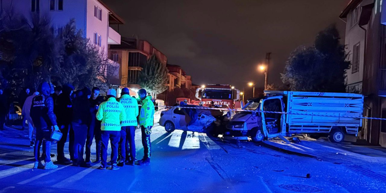Denizli'de kamyonet ile otomobilin çarpışması kamerada: 1 ölü, 4 yaralı