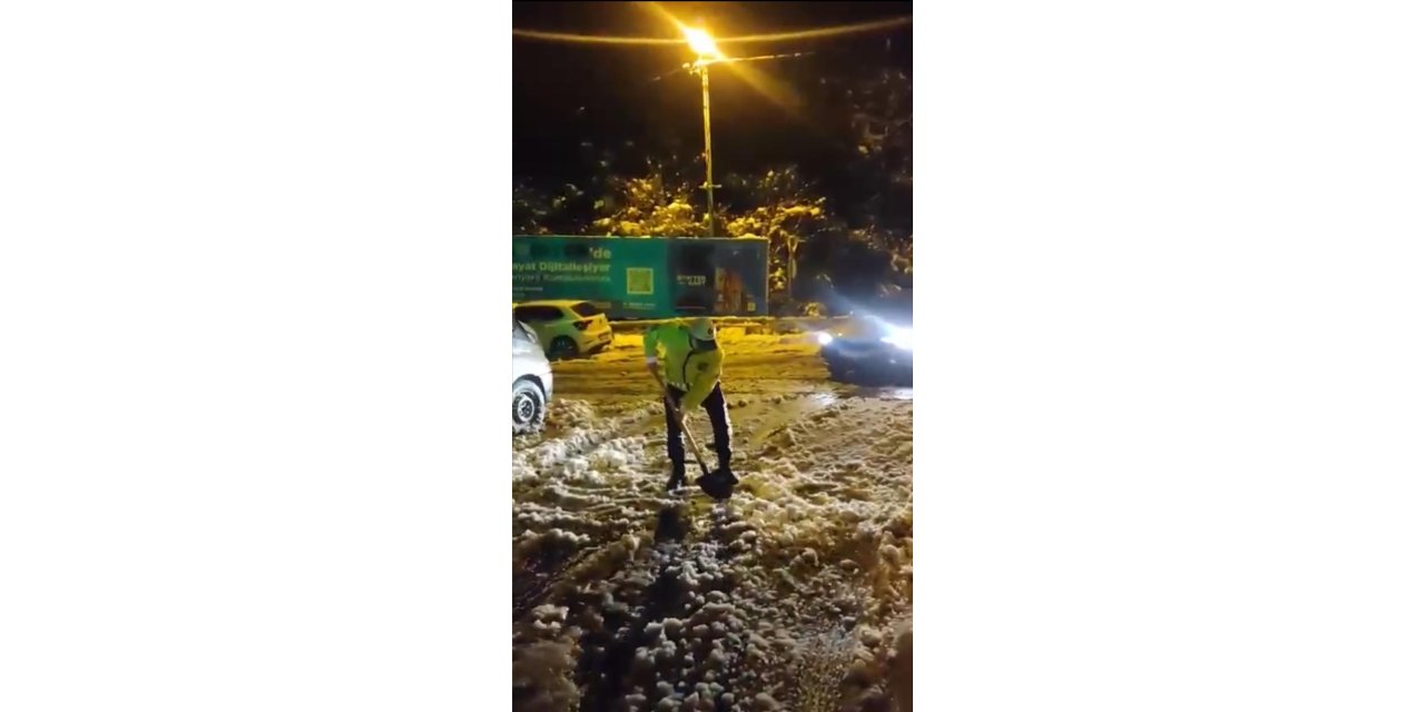İstanbul-Sarıyer'de polis ekiplerinin karla mücadelesi; kürekle yol açıp araçları ittiler
