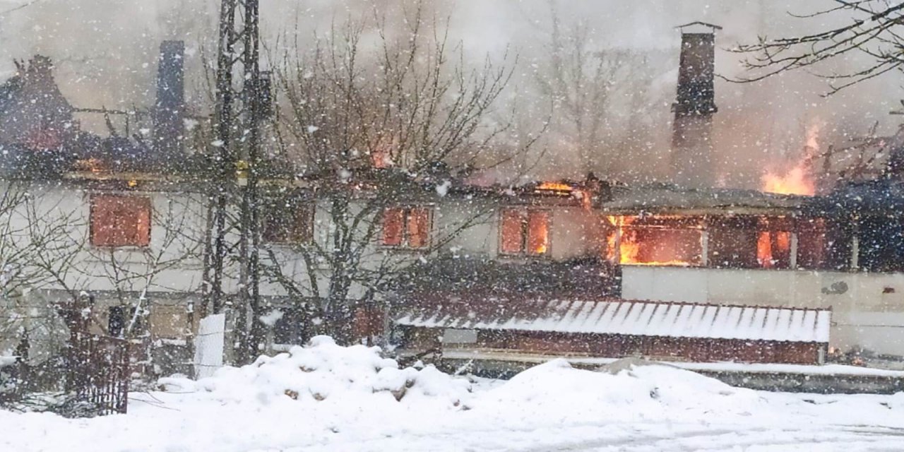 Evinde çıkan yangında komşuları kurtardı