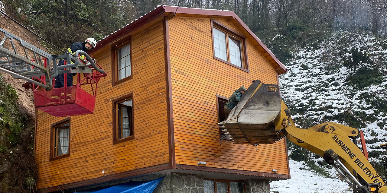 Sürmene'de heyelan, evin giriş kapısını kapattı; mahsur kalanlar pencereden çıkartıldı
