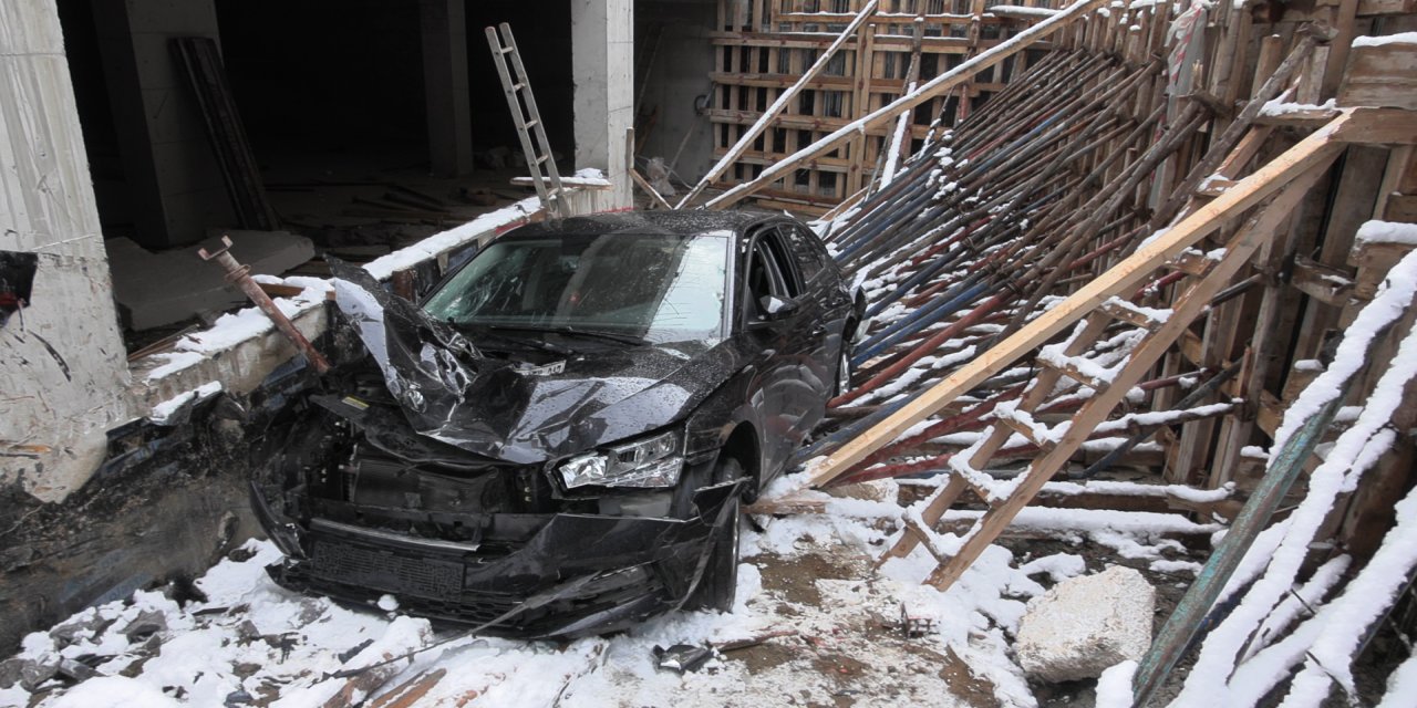 Buzda kayan otomobil inşaat alanına uçtu