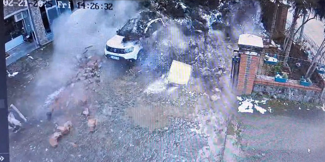 İstinat duvarı araçların üzerine yıkıldı; o anlar kamerada