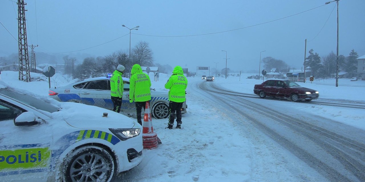 Bolu'da Hafif Kar Yağışı (4)