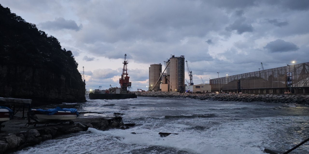 Zonguldak'ta halatı kopan yüzer platform, karaya oturdu